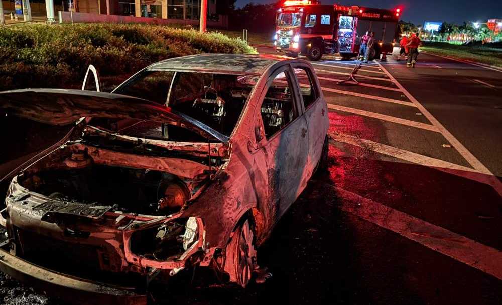 Carro recém-saído da oficina é totalmente destruído por incêndio em Araçatuba