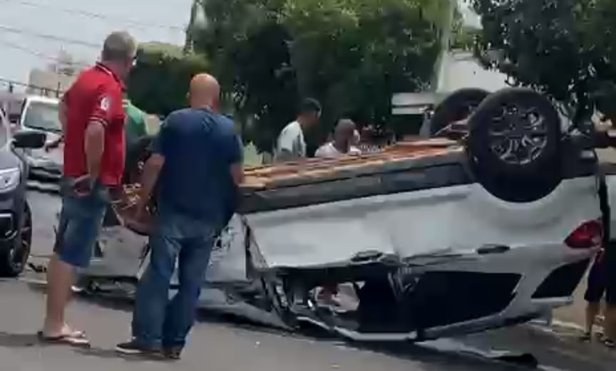 Sequência de batidas termina em capotamento na rua Nelson Calixto em Birigui