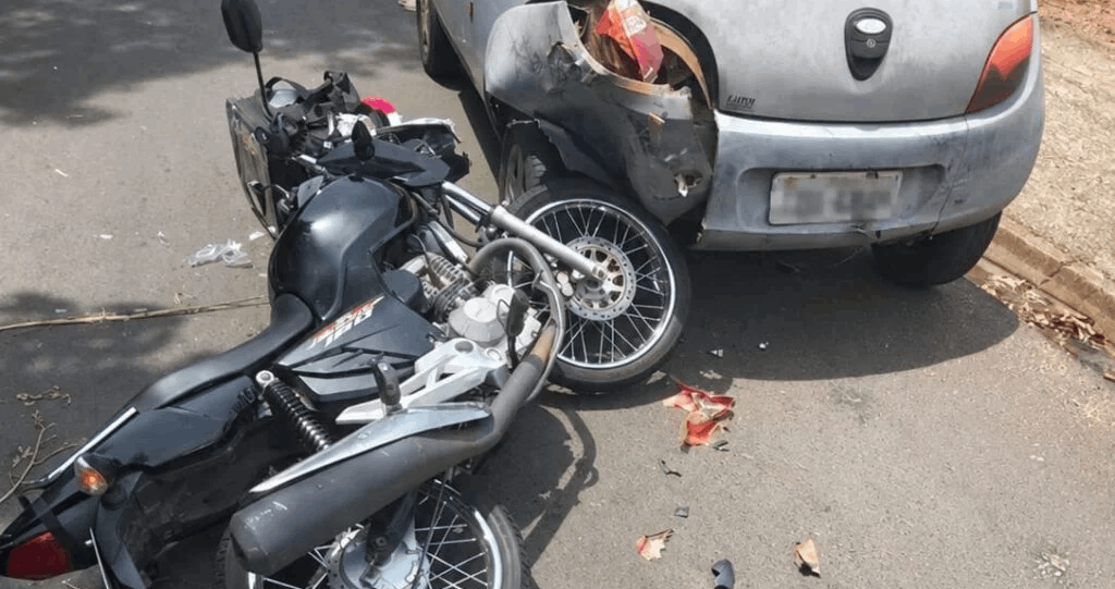 Motociclista perde o controle ao passar por valeta e se envolve em acidente em Birigui