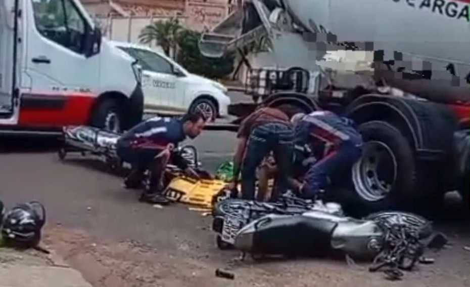 Motociclista fica ferida após colidir com caminhão de concreto em Araçatuba
