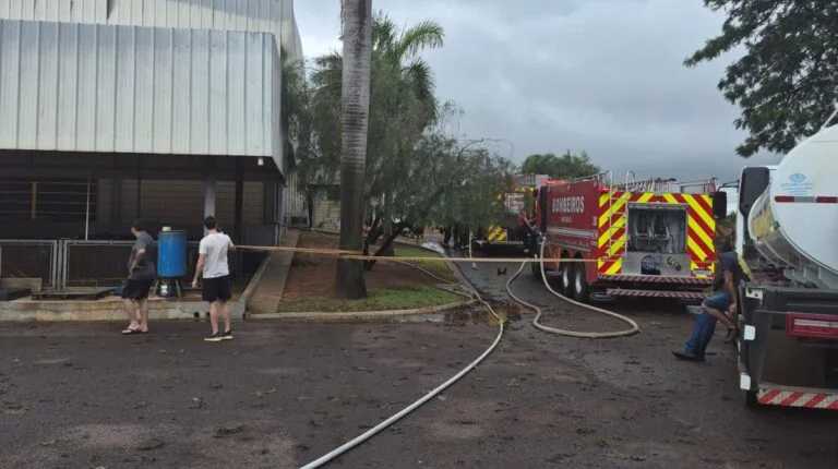 Incêndio atinge barracão de fábrica de escapamentos às margens da Marechal Rondon, em Birigui