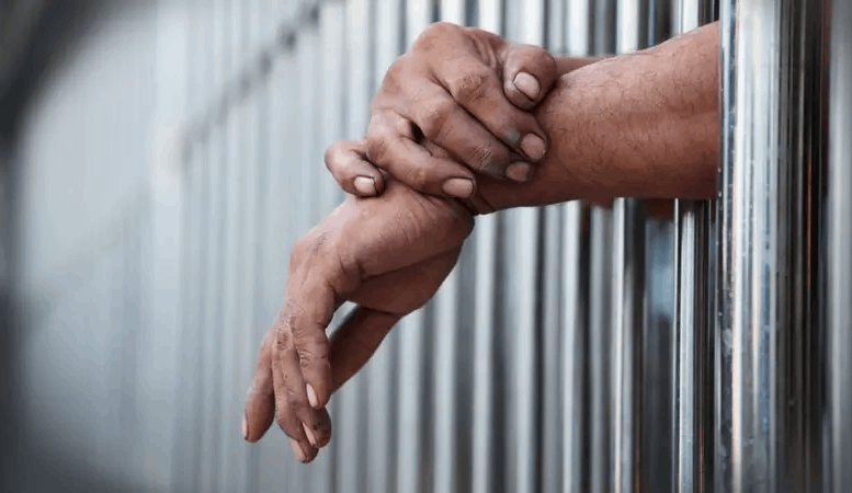 Homem é preso em Coroados após quebrar medida protetiva e invadir a casa da própria mãe