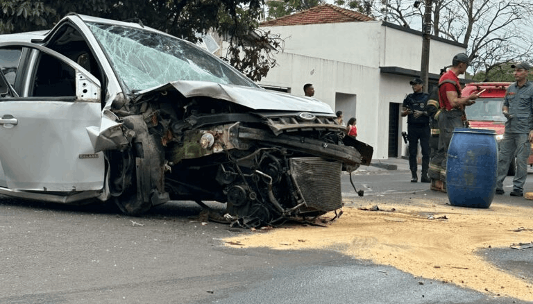 Motorista fica presa em carro após perder o controle e meter o veículo contra árvore em Araçatuba