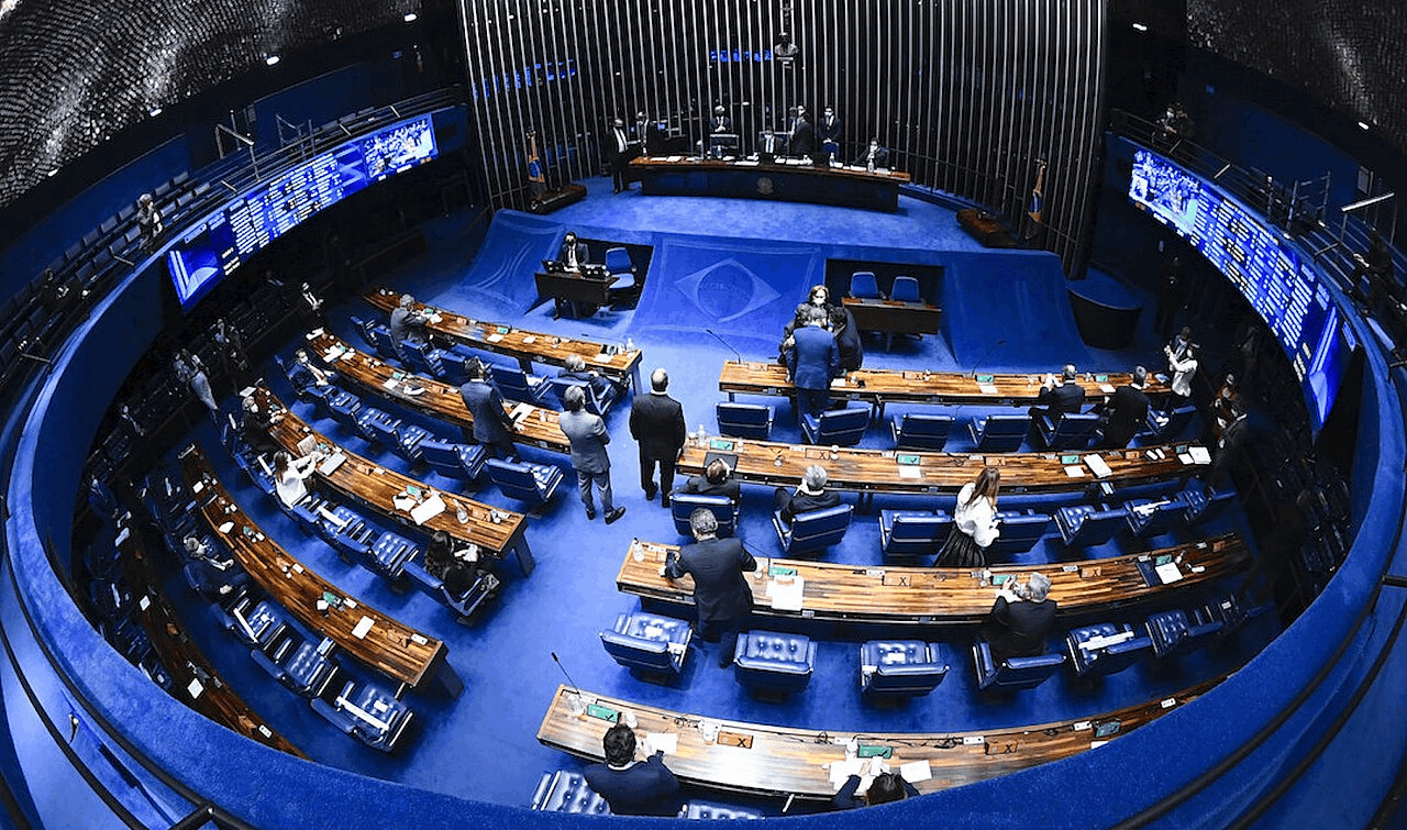 Isenção de IR para professores que ganham até R$ 10 mil entra em debate no Senado