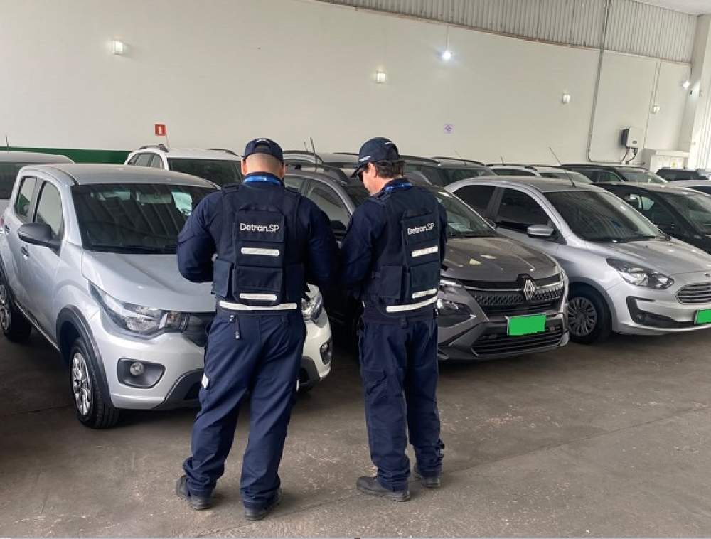 Detran baixa em revendas de carros em Araçatuba e Birigui e pega 154 veículos na irregularidade