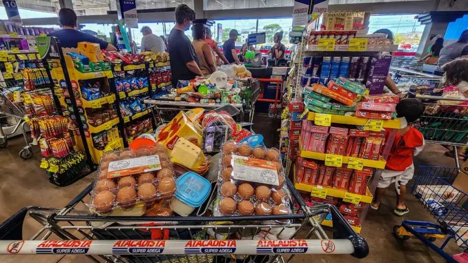 Sem apostas, sobrou pro mercado! Consumo de alimentos sobe no Brasil após proibição das bets, revela Abras